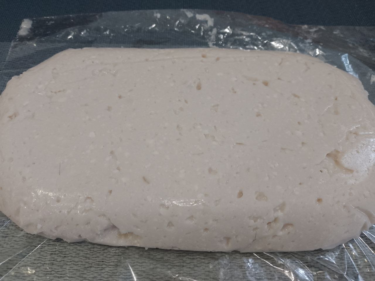 Вкусный апельсиновый десерт из желе и творога: Достаем десерт из холодильника и разрезаем по своему усмотрению.