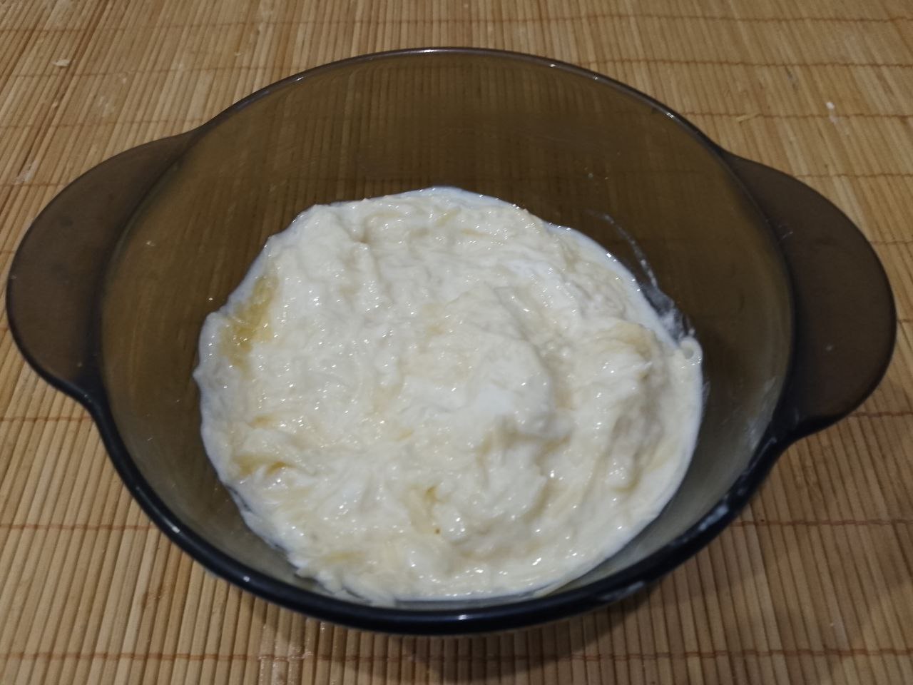Драники с сыром, яйцом и сметаной: В миску разбиваем яйцо, добавляем тертый сыр и сметану, размешиваем.