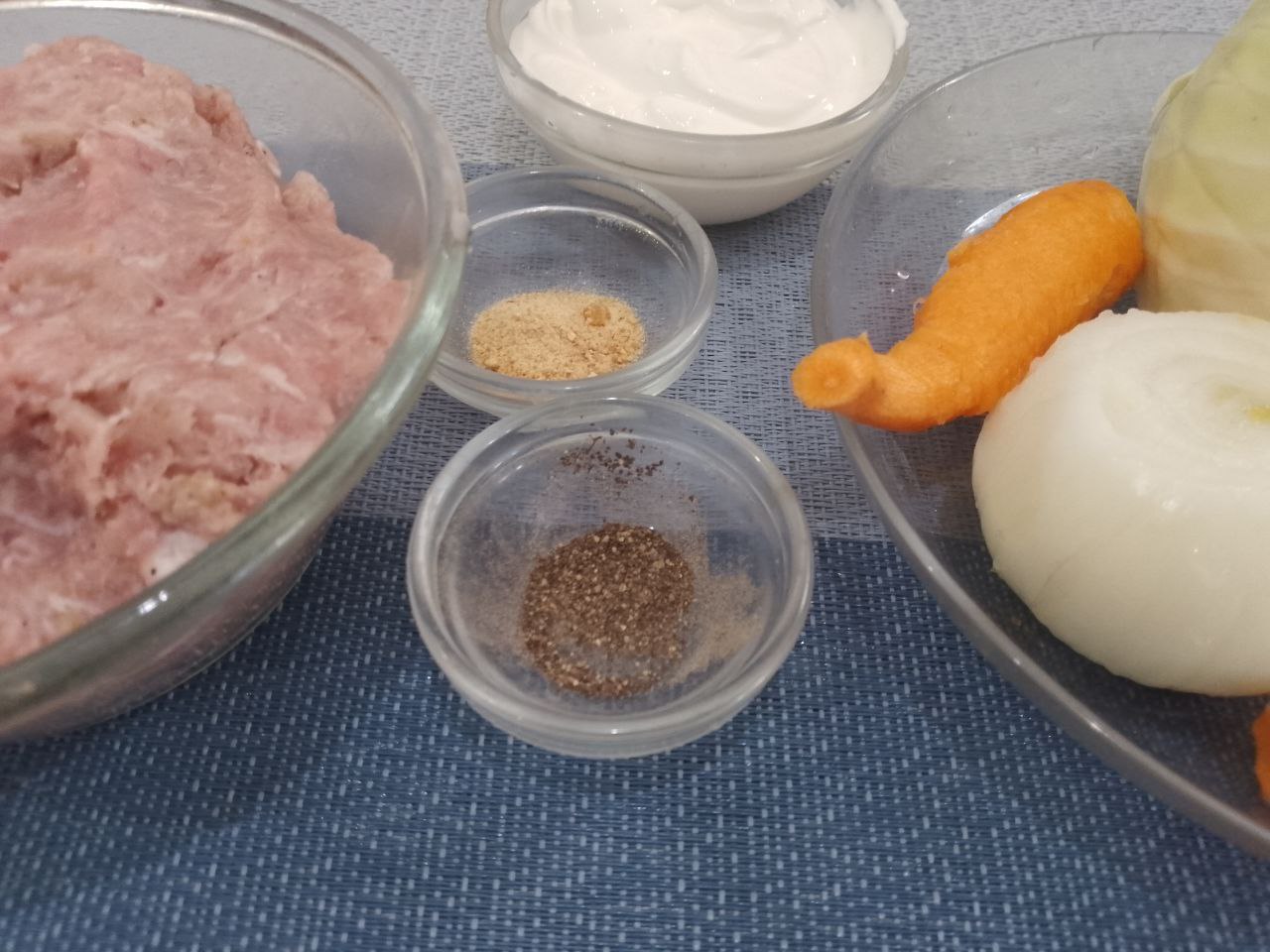 Капуста тушеная в сметане с мясными шариками, просто и вкусно