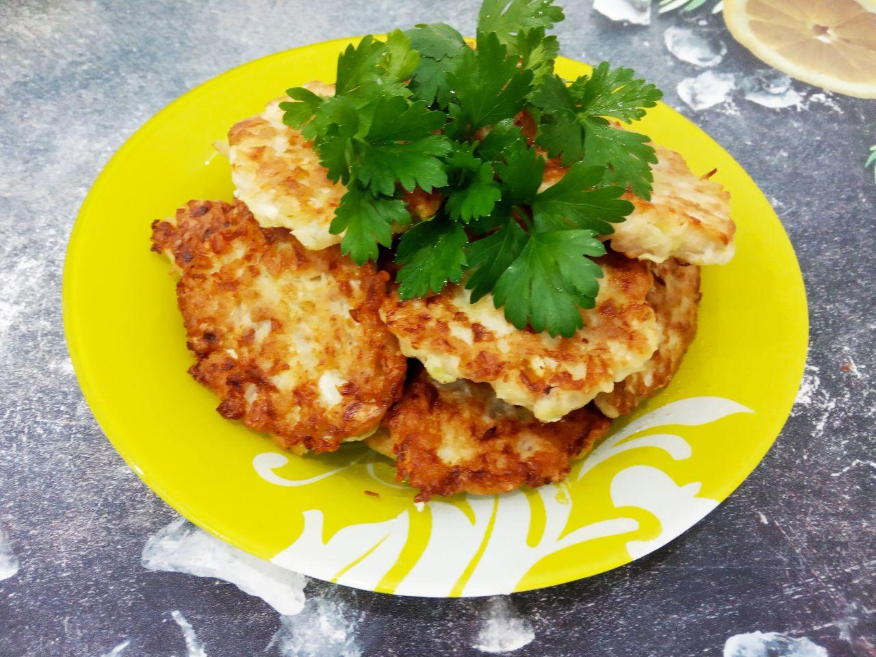 Нежные капустные оладьи с фаршем, вкусно и сытно: Оладьи обжариваем с обеих сторон до золотистой корочки. Затем на слабом огне под крышкой доводим до