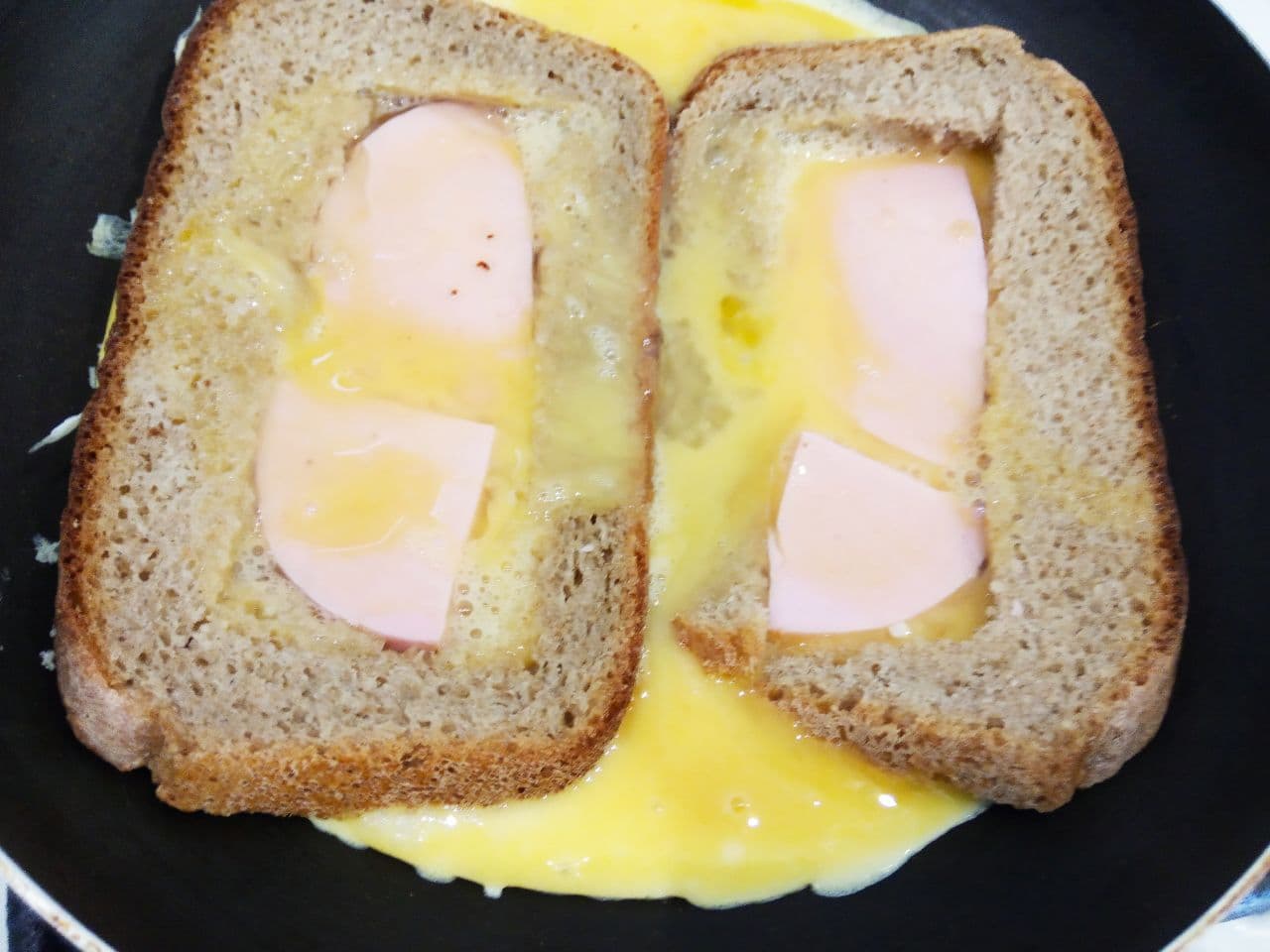 Горячие бутерброды на завтрак, не только быстро, но и вкусно: Так как на завтрак готовим два бутерброда, половину выливаем на кусочки колбасы, а вторую половину используем