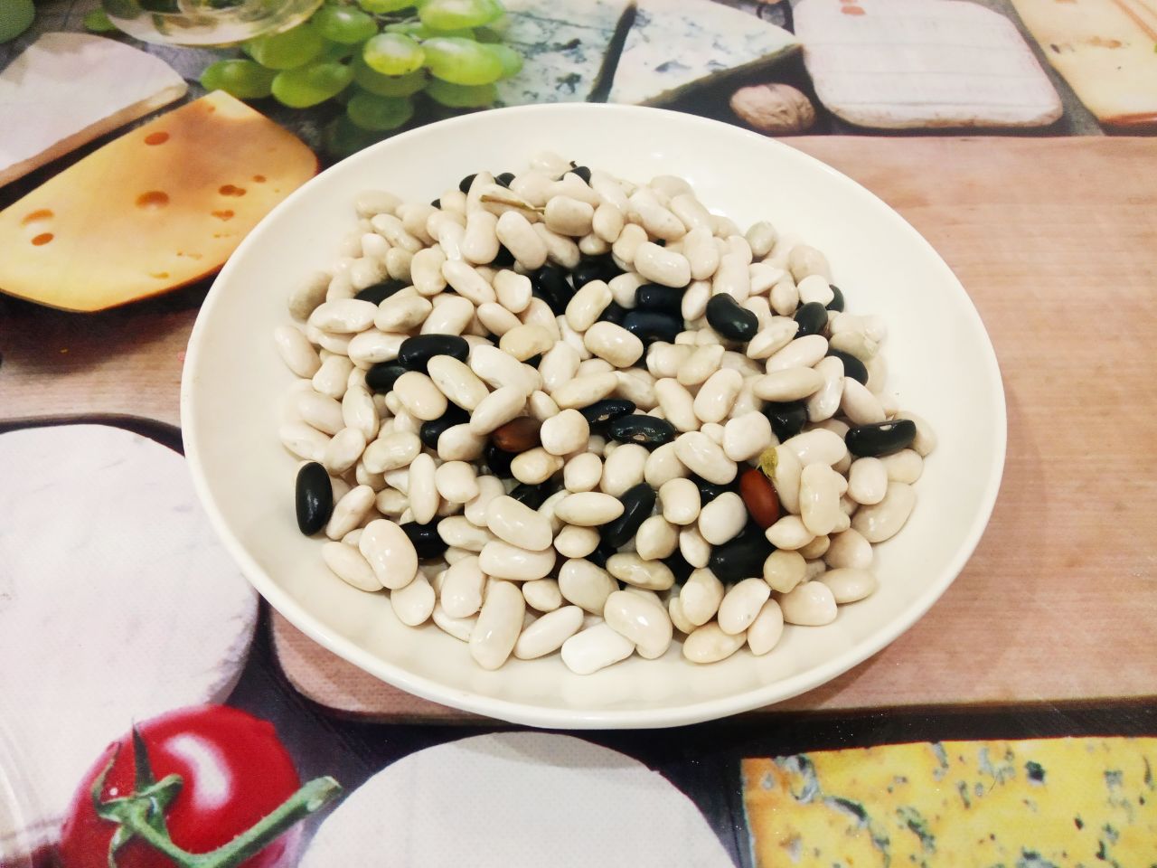 Тушеная фасоль с овощами, вкусно и сытно: Фасоль перебираем, промываем и обязательно замачиваем на ночь примерно на 10 часов.