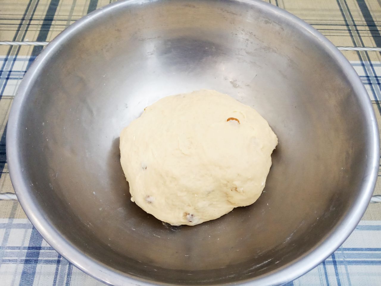 Булочки с изюмом из сдобного дрожжевого теста, воздушные и нежные: Изюм промываем заранее в горячей воде, просушиваем и добавляем в тесто. Перемешиваем хорошо тесто, чтобы