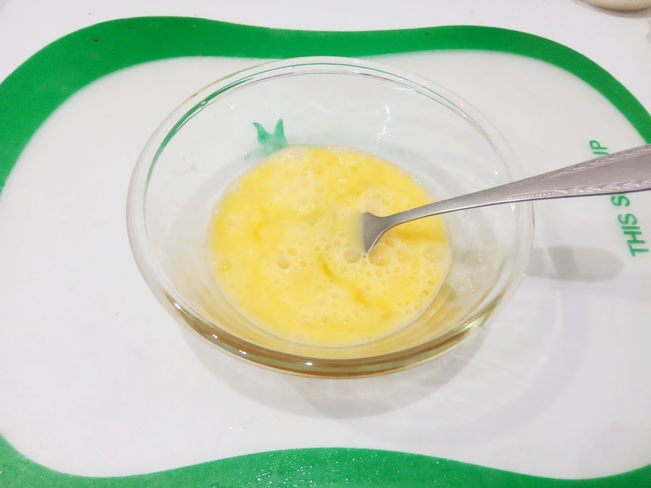 Цветная капуста в кляре, просто и вкусно: Приготовим кляр. Яйца разбиваем в чашу, взбиваем венчиком или вилкой.