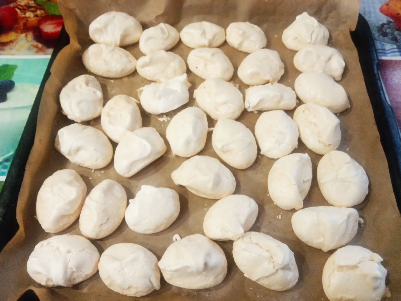 Вкусный торт ко дню рождения или к другому торжеству: Духовку разогреваем до 100 С и выпекаем безе около 2 часов, духовку также не открываем. Испеченное безе