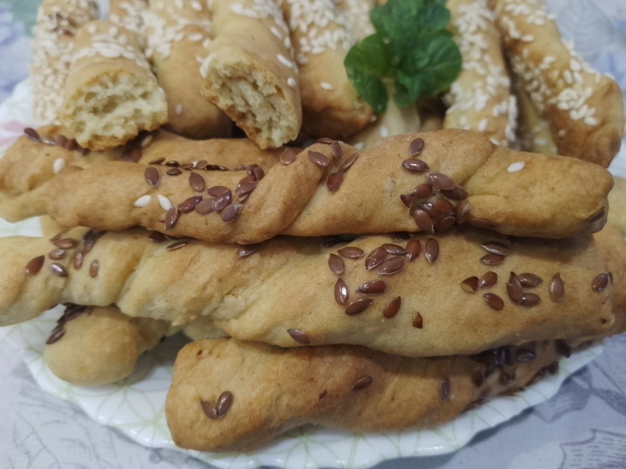 Печенье с кунжутом и семенами льна, приготовленное из теста с вареными яйцами