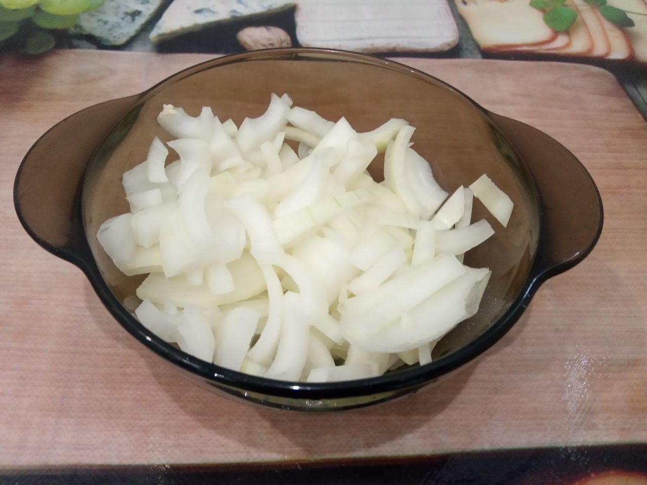 Тушеные баклажаны с помидорами и другими овощами: Лук очищаем, промываем и нарезаем полукольцами или по своему усмотрению.