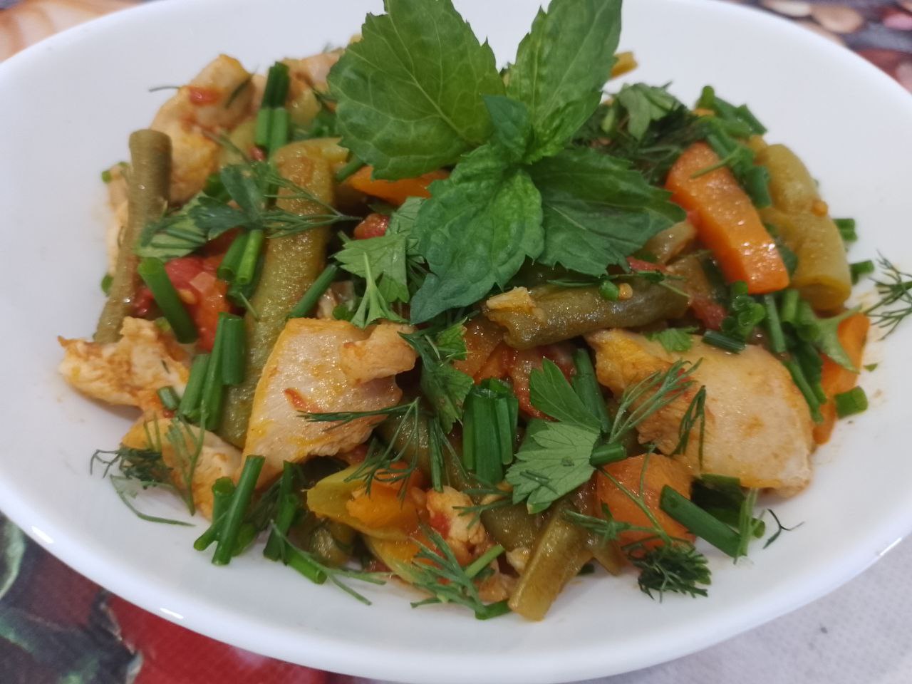 Тушеная спаржевая фасоль с овощами и куриным мясом