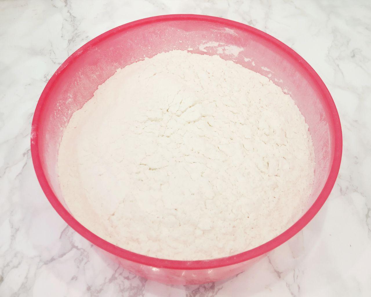 Вареники на кефире с халвой на пару, воздушные и вкусные: Добавляем частями просеянную на мелкое сито муку.