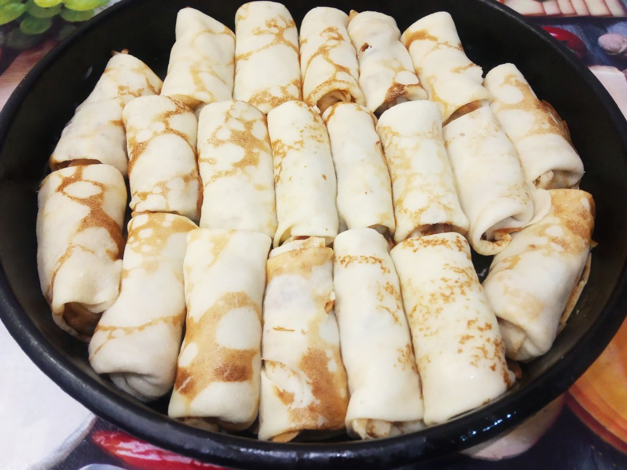Блинчики с мясом и сыром, запеченные в духовке: Противень смазываем сливочным маслом и укладываем блинчики с мясной начинкой.