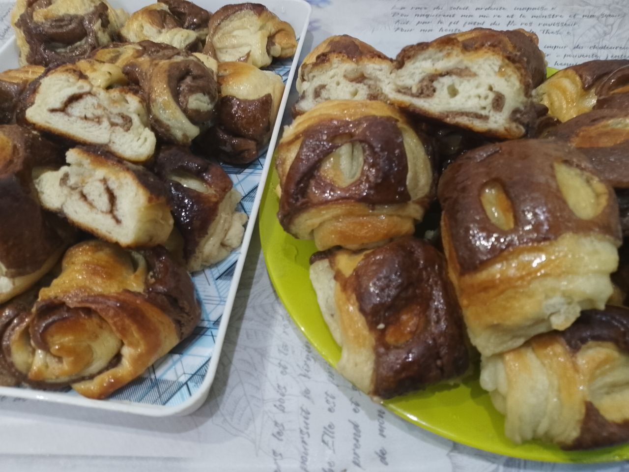 Булочки из слоеного теста с корицей и изюмом