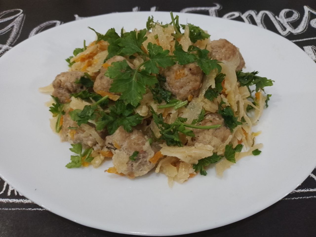 Капуста тушеная в сметане с мясными шариками, просто и вкусно