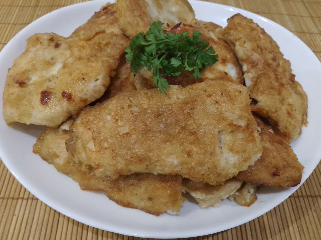 Куриное филе в кляре и взбитом белке, на сковороде, нежное и вкусное