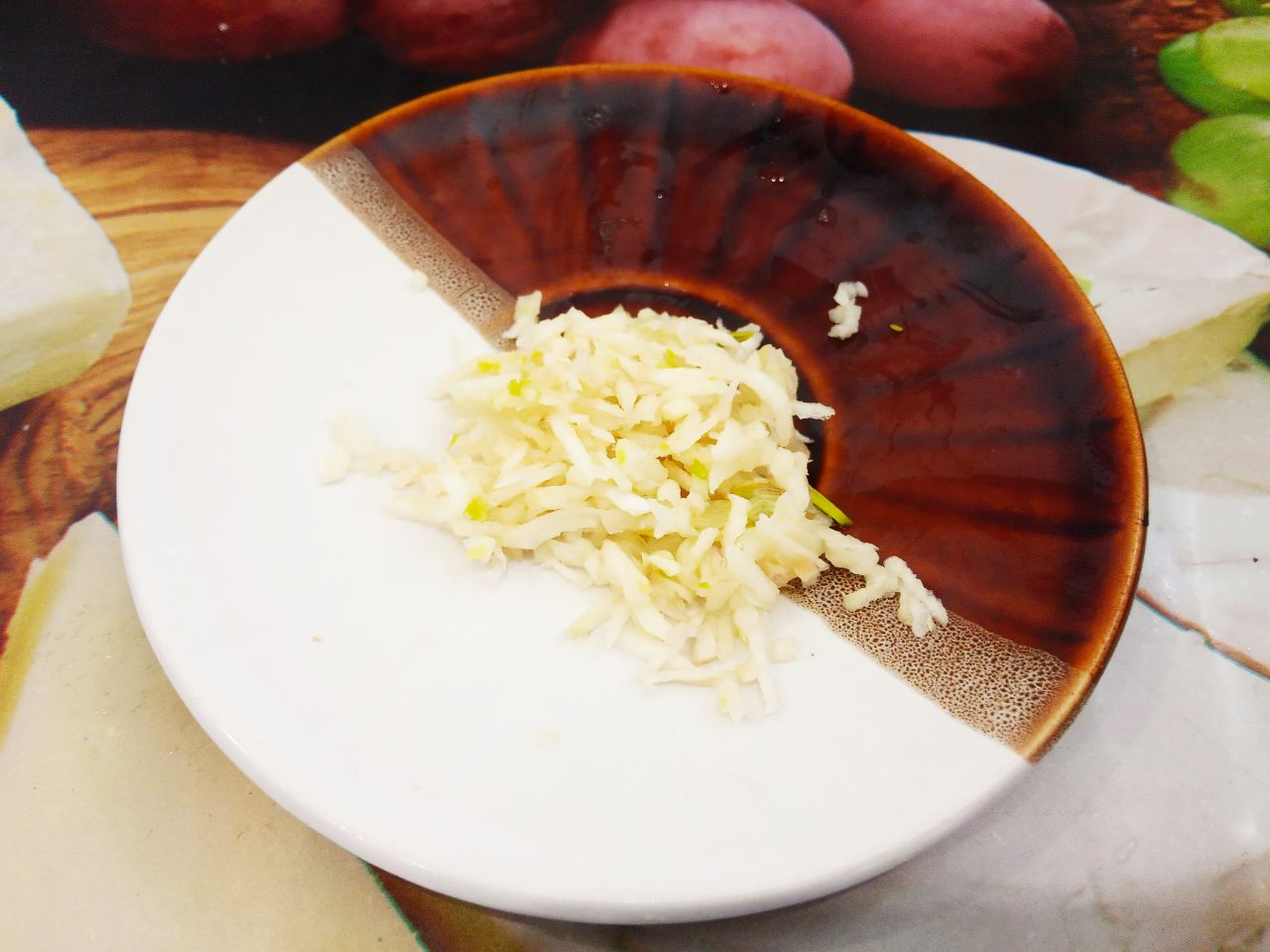 Овощные котлеты с овсяной крупой, вкусные и сытные: Чеснок очищаем, промываем и продавливаем через чесночницу или натираем на терке.