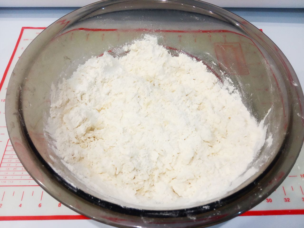 Рогалики с джемом на сметане, без яиц, просто и вкусно: Кладем в муку измельченное холодное сливочное масло и растираем в крошку.