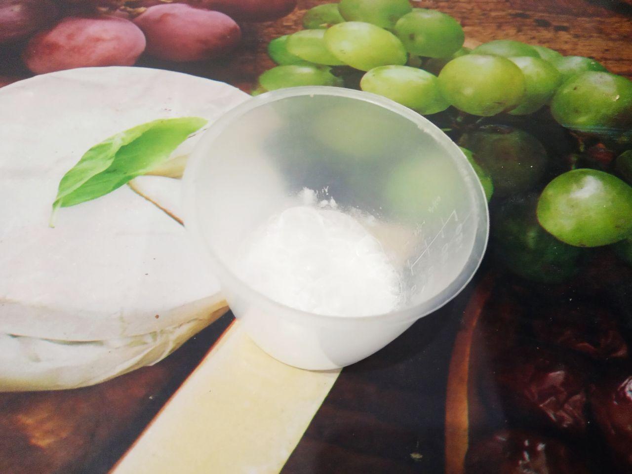 Вкусное шоколадное печенье с трещинками: Соду гасим лимонным соком и добавляем во взбитые яйца, размешиваем.