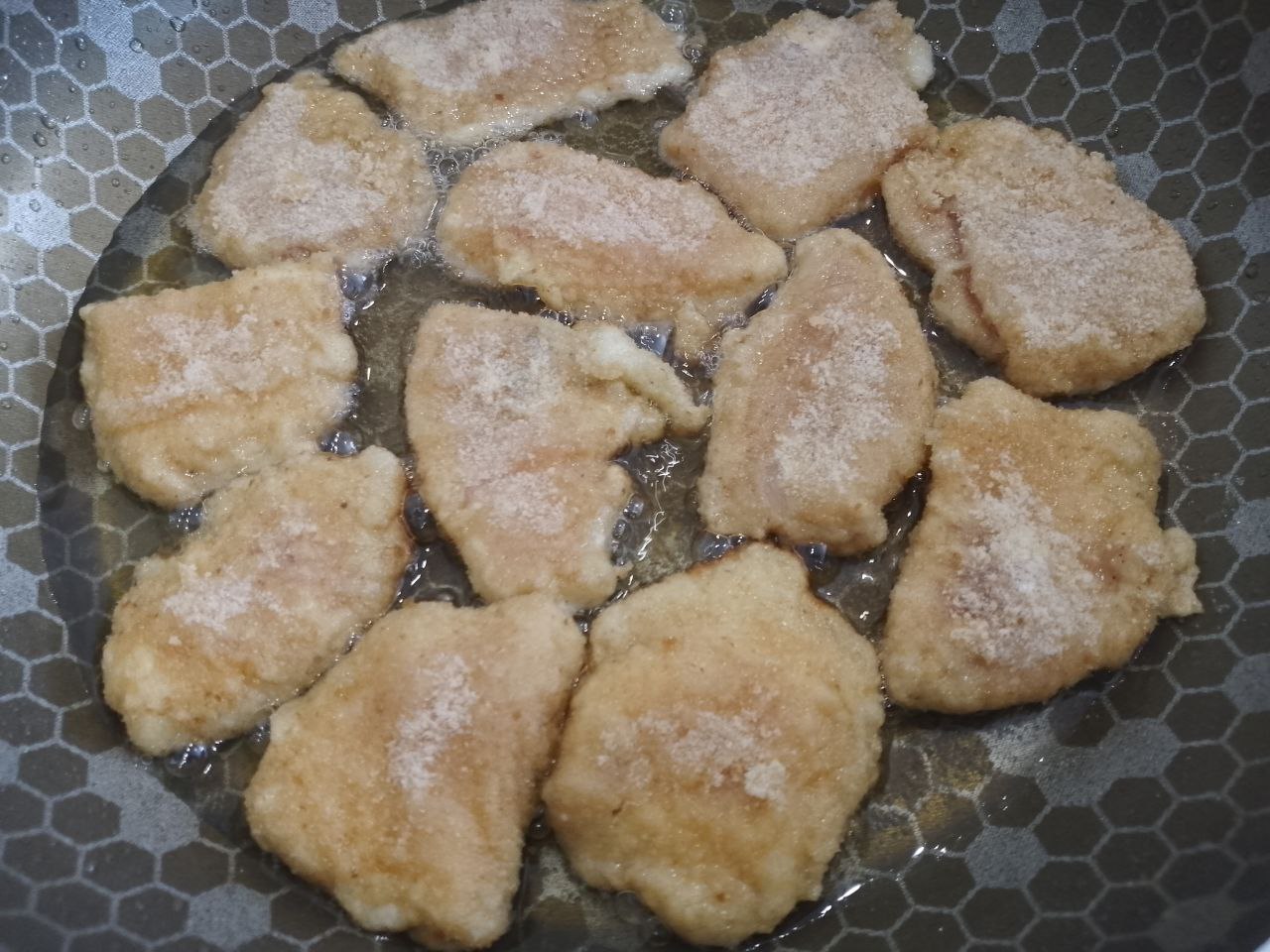Наггетсы из куриного филе, в кляре и панировочных сухарях: Укладываем кусочки филе на разогретую сковороду  и обжариваем на небольшом огне сначала с одной стороны до