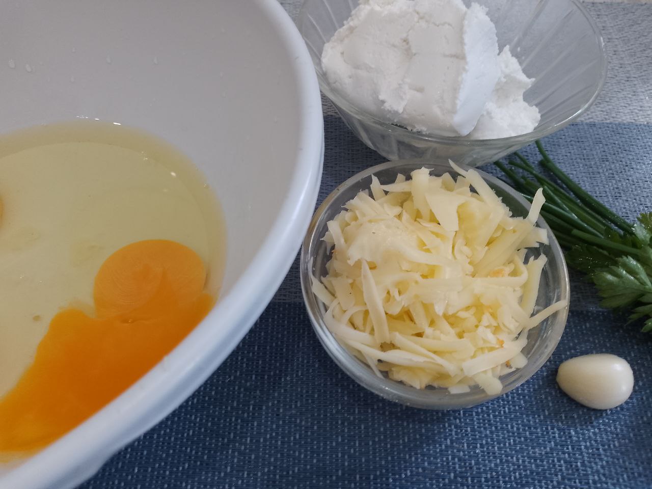 Вкусный завтрак в духовке или на сковороде из яиц, творога и сыра