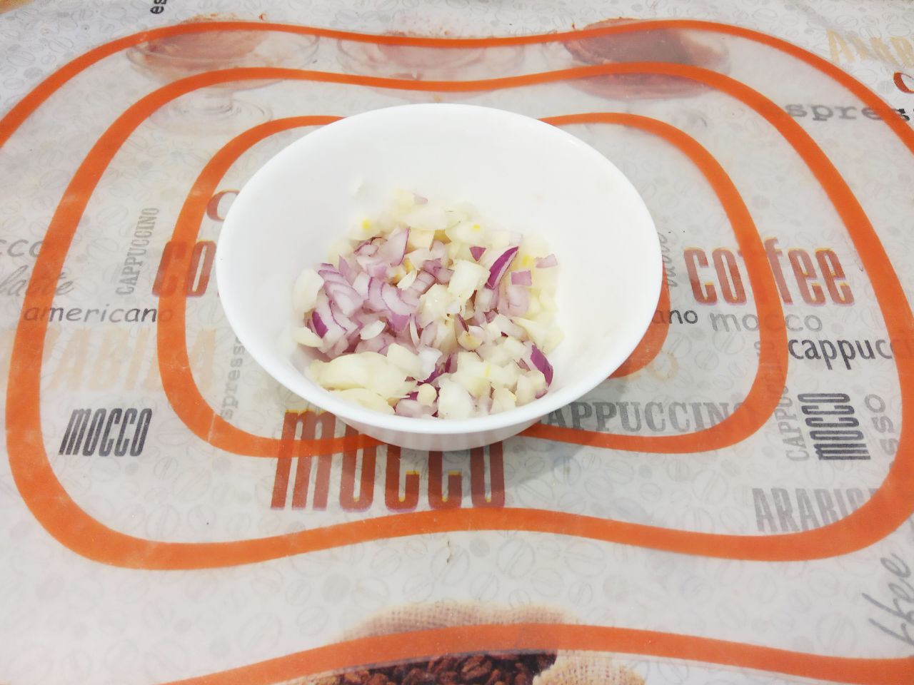 Тушеная чечевица со свининой и овощами, сытно и вкусно: Лук очищаем от шелухи, промываем и измельчаем.