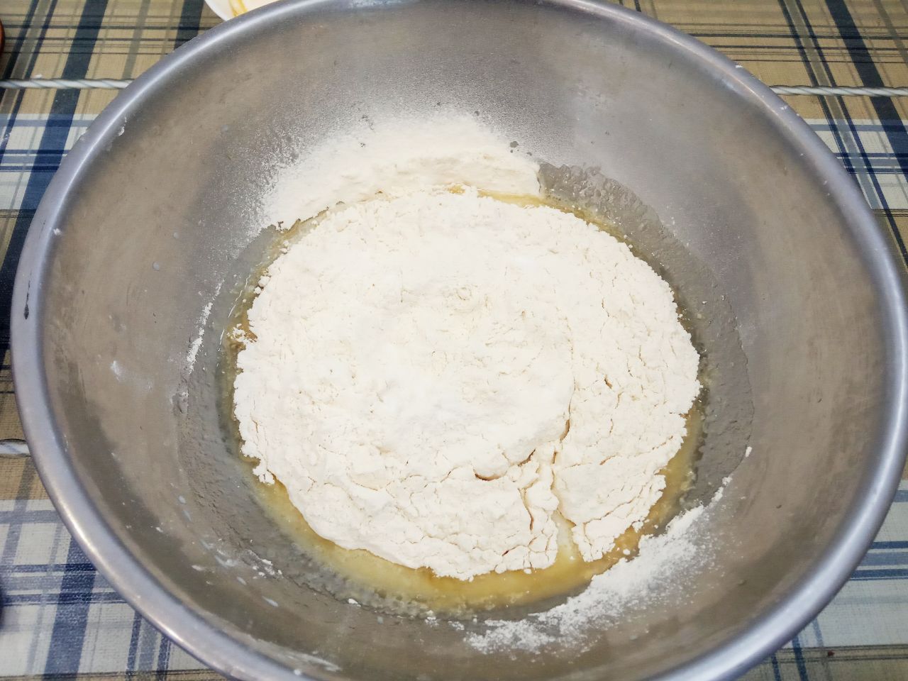 Булочки с изюмом из сдобного дрожжевого теста, воздушные и нежные: Муку просеиваем через сито и часть добавляем в тесто.