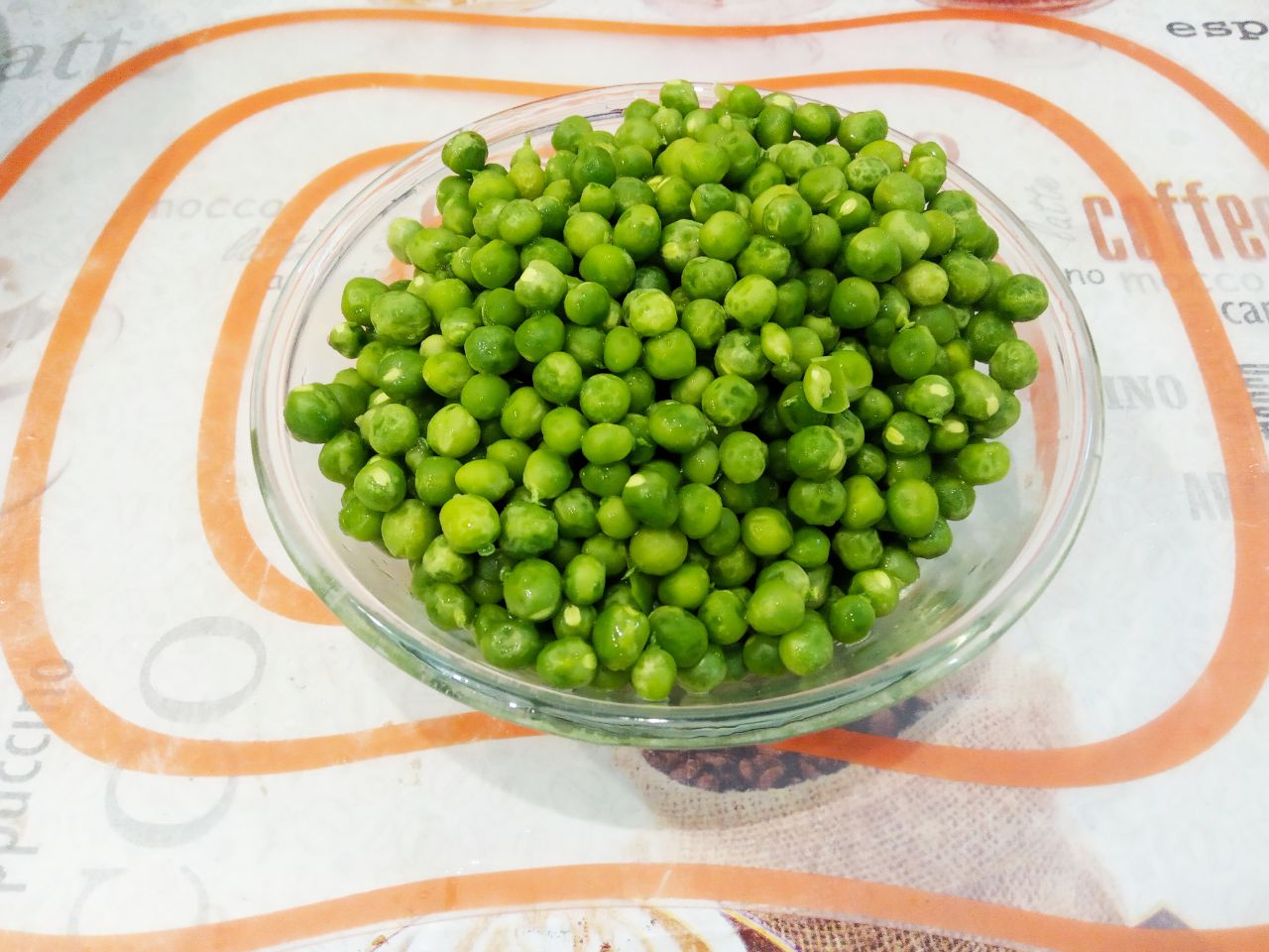 Котлеты гороховые с мясом, сочные и нежные: Горошек зелёный размораживаем и отвариваем до готовности в подсоленной воде.