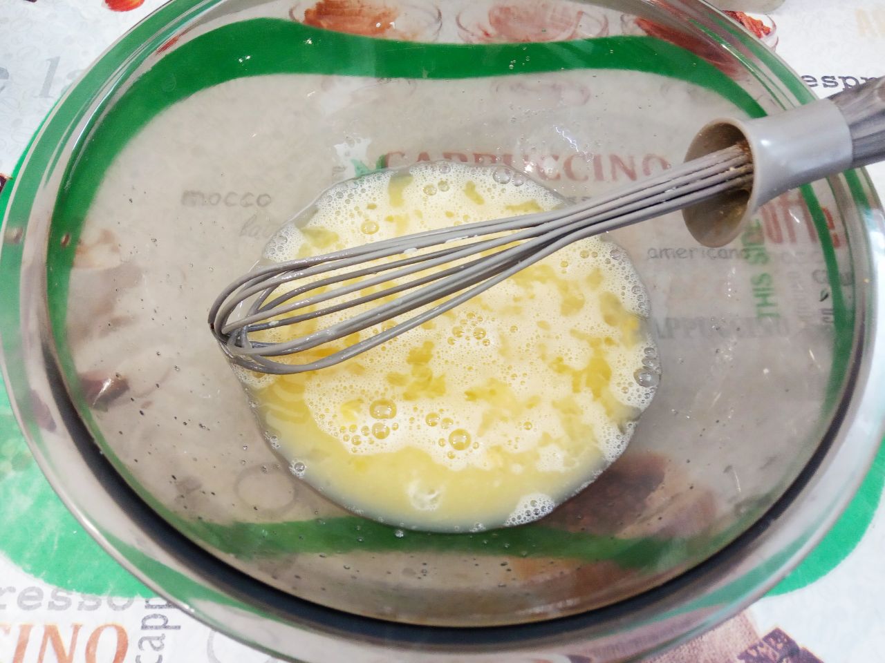 Блинчики с мясной начинкой из фарша и лука, вкусно и сытно: Яйца разбиваем в миску или другую посуду, в которой будем готовить блинное тесто, добавляем сахар и соль,