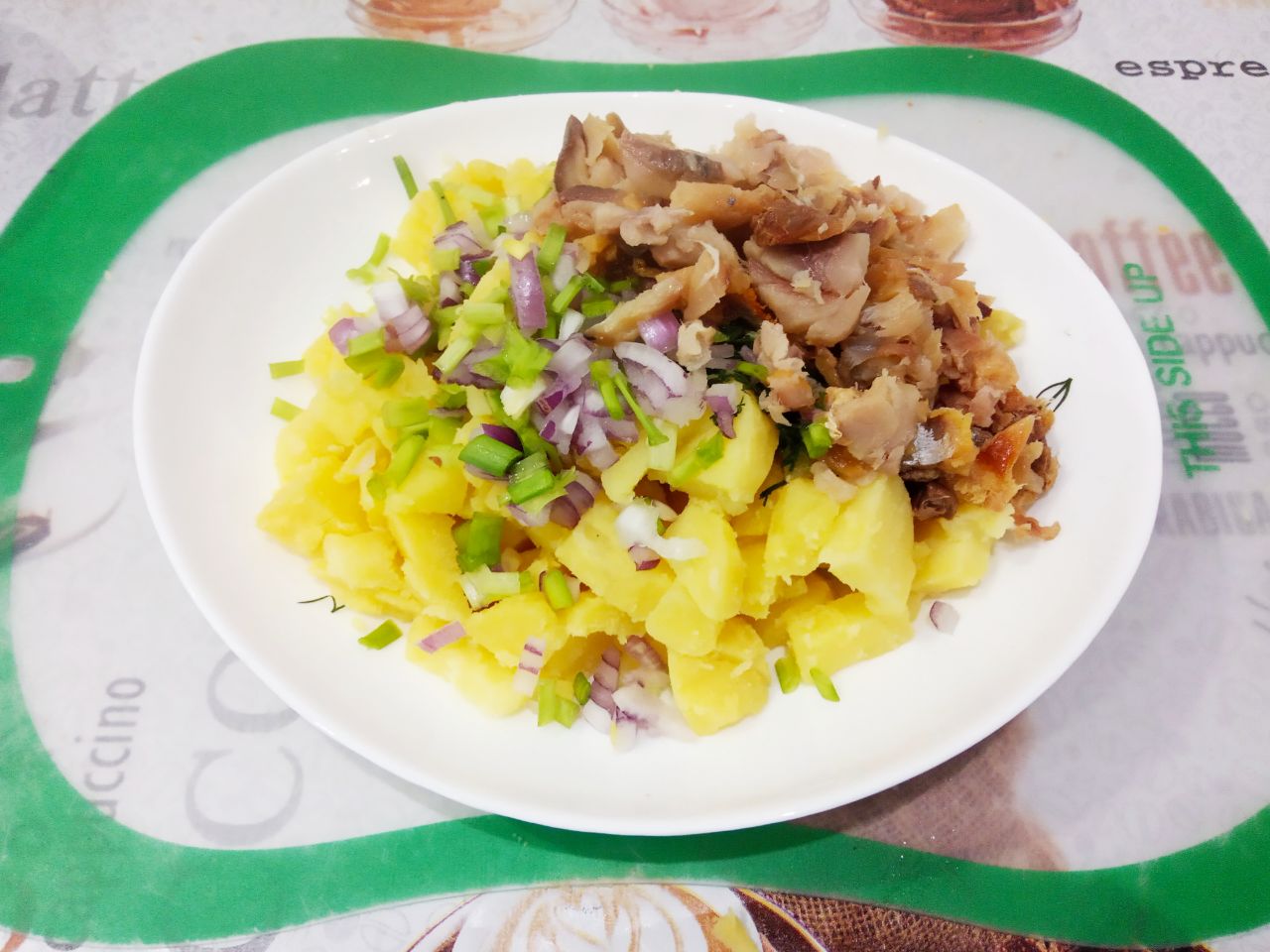 Картофельный салат с рыбой, просто и вкусно: Соединяем все подготовленные ингредиенты, если есть необходимость, так как мы картошку отваривали в