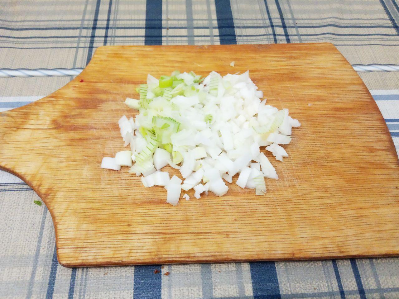 Картофельные зразы или пирожки с мясной начинкой: Лук очищаем от шелухи, промываем и мелко нарезаем. Соединяем с фаршем, солим и перчим по вкусу, размешиваем.