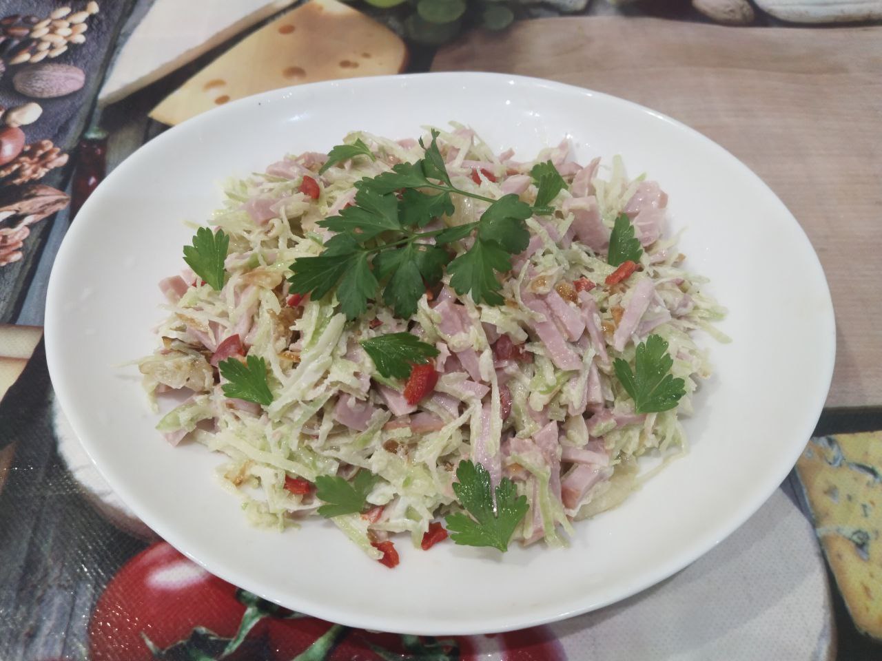 Салат из редьки, ветчины и жареного лука: Добавляем соль и майонез по вкусу, перемешиваем и перекладываем в салатницу.