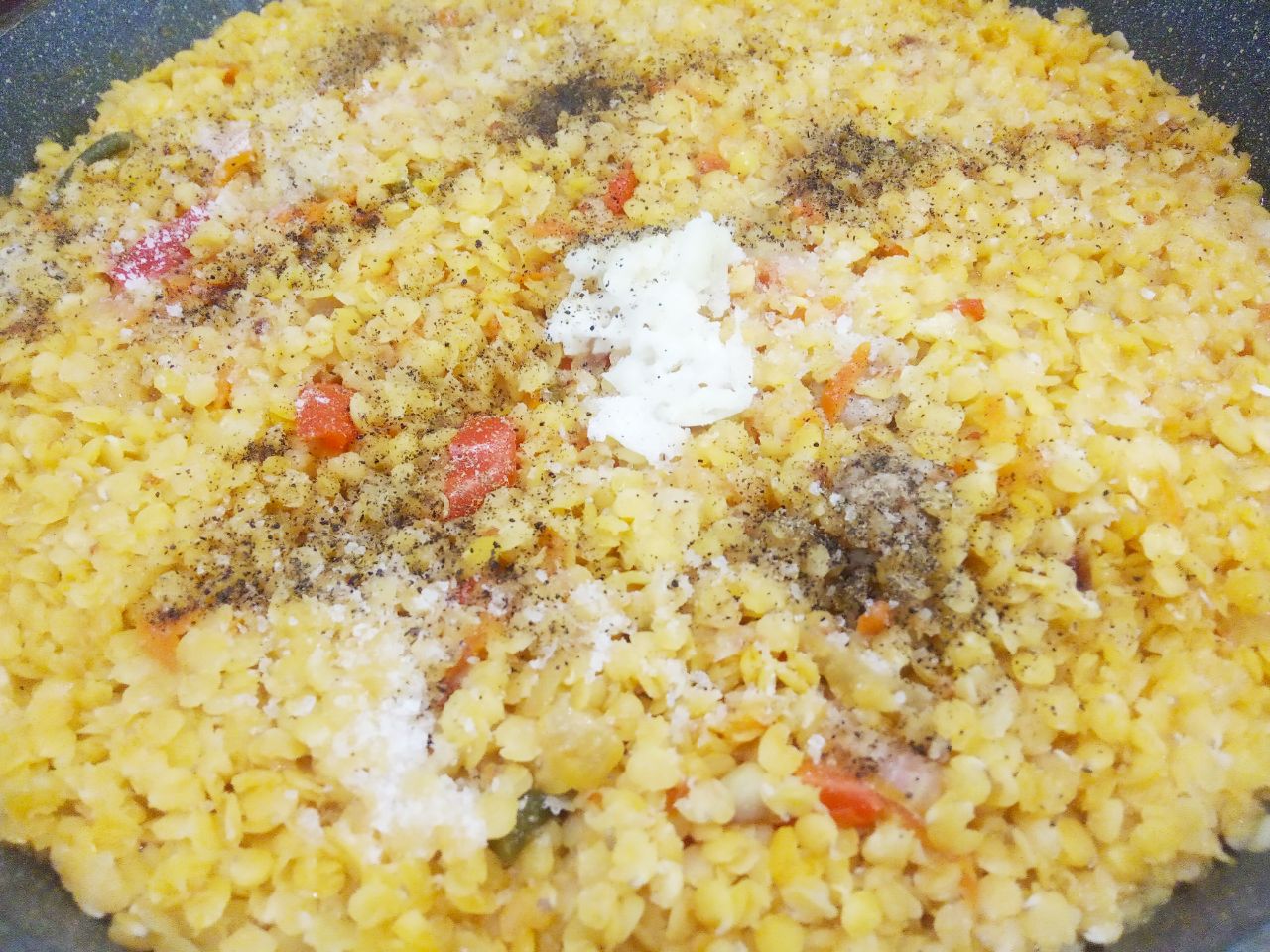 Красная чечевица тушеная с овощами и мясными шариками: Добавляем чеснок в конце приготовления, солим и перчим по вкусу.