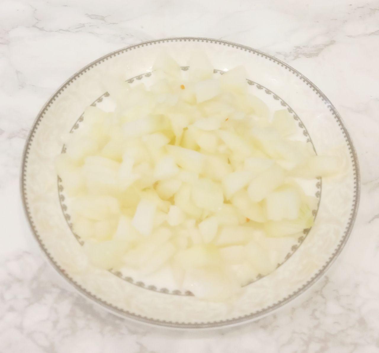 Овощной винегрет, полезно и вкусно: Лук очищаем от шелухи, промываем водой, просушиваем и нарезаем кубиками.