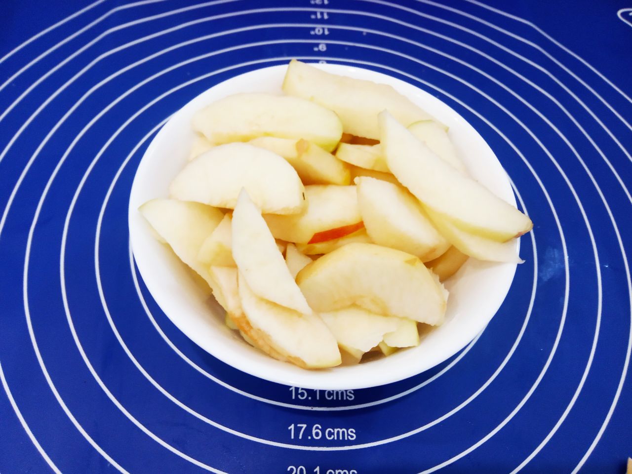 Домашнее песочное печенье с яблоками: Яблоки промываем, очищаем от кожуры и разрезаем на дольки.