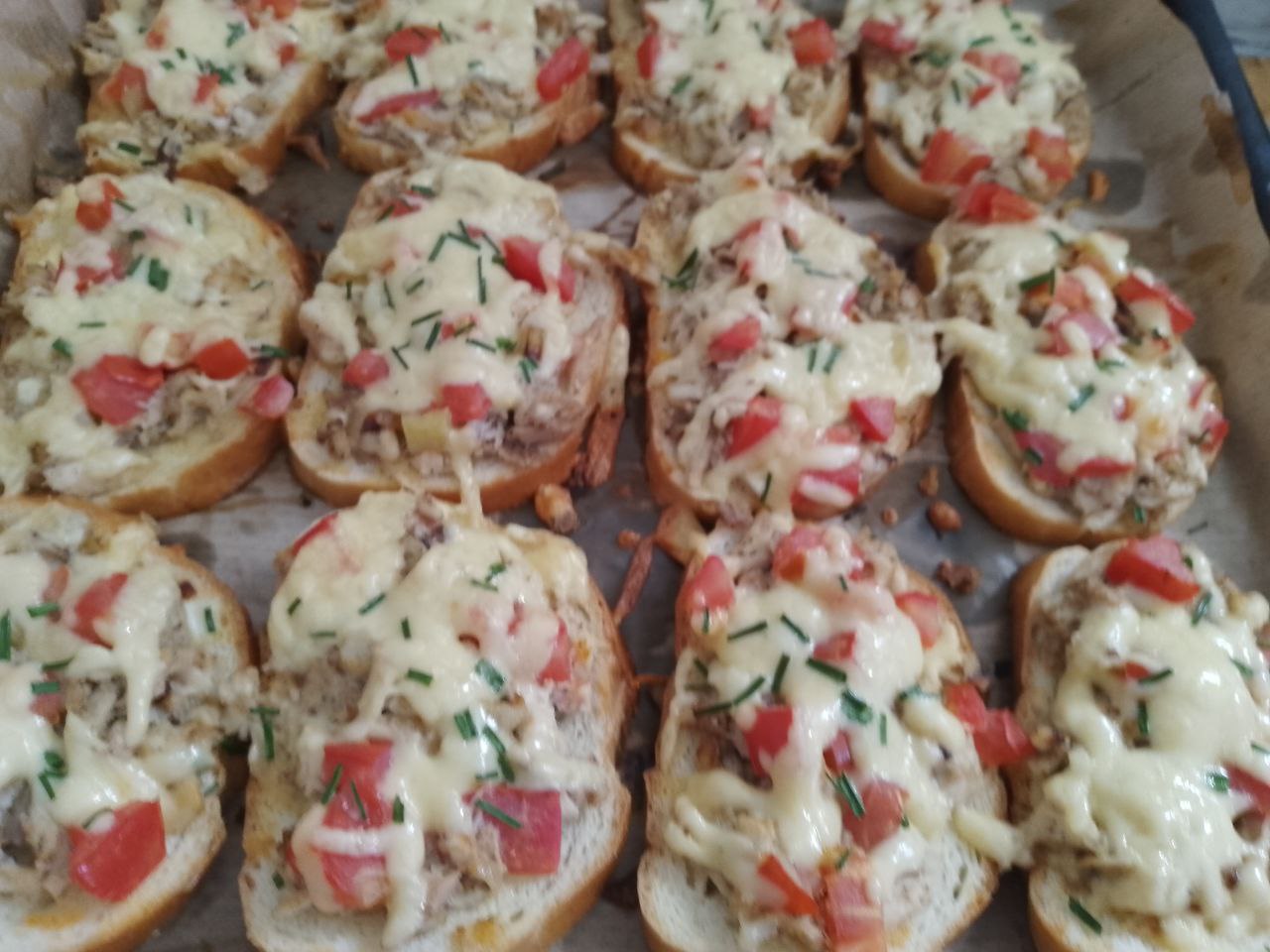 Горячие бутерброды с куриным мясом и сыром, сытные и аппетитные: Духовку разогреваем до 180 С, ставим противень и выдерживаем пока не расплавится сыр.