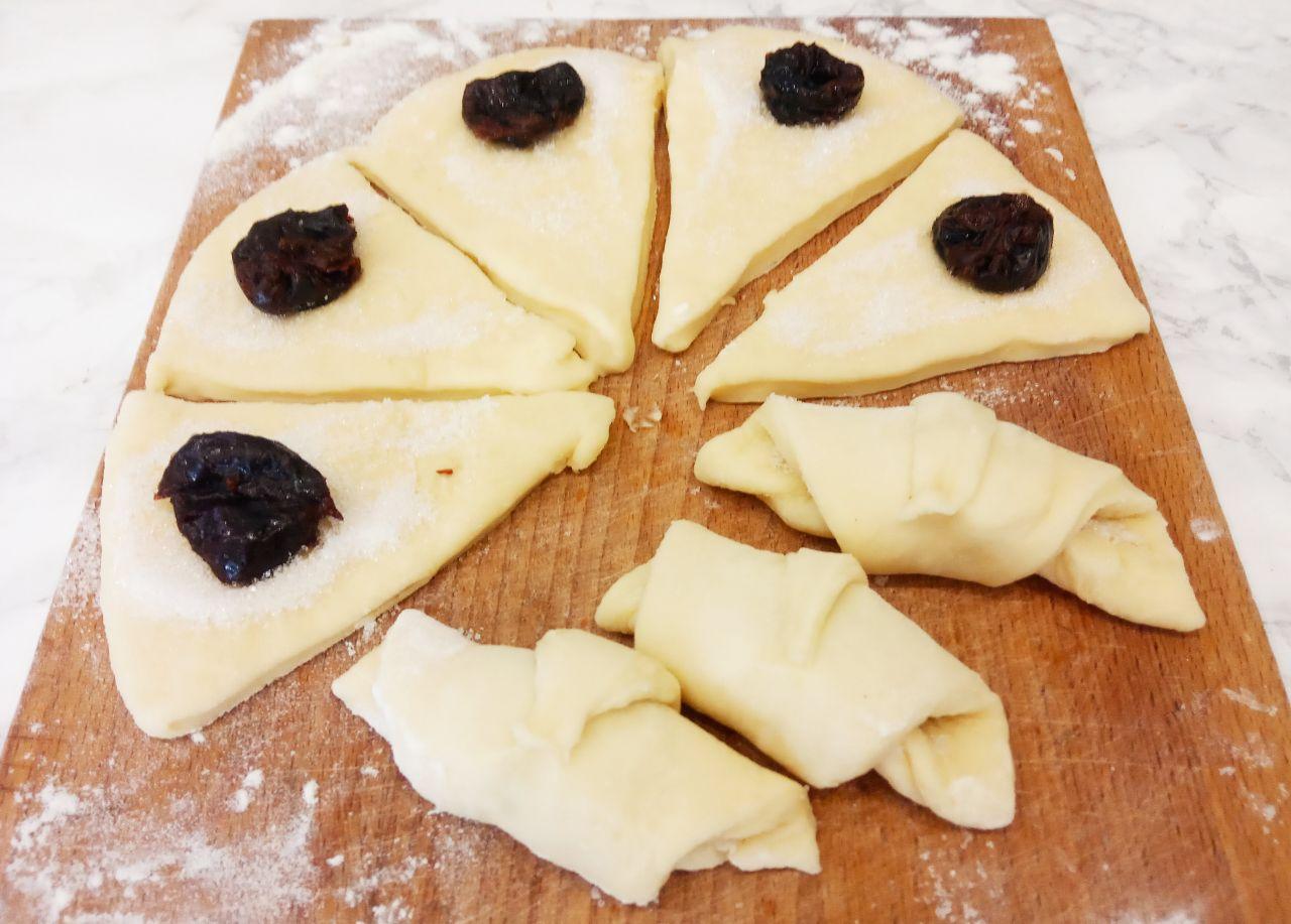 Воздушные и аппетитные рогалики с черносливом или курагой, просто и вкусно: Уголочки начинаем сворачивать с той стороны, где у нас начинка.