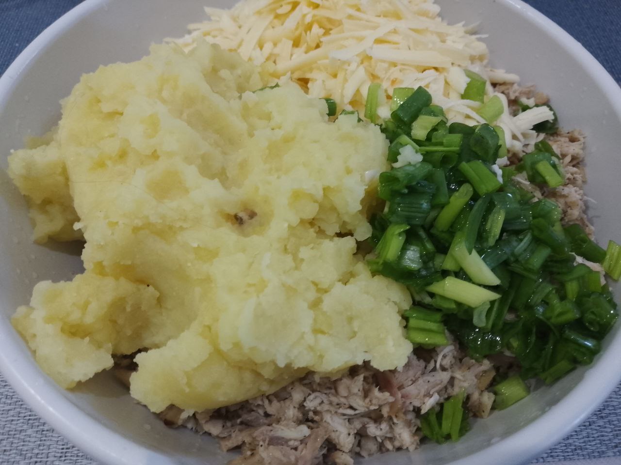 Лаваш с мясной начинкой в кляре, на сковороде: Соединяем куриное мясо, сыр, лук зеленый пюре, перемешиваем.