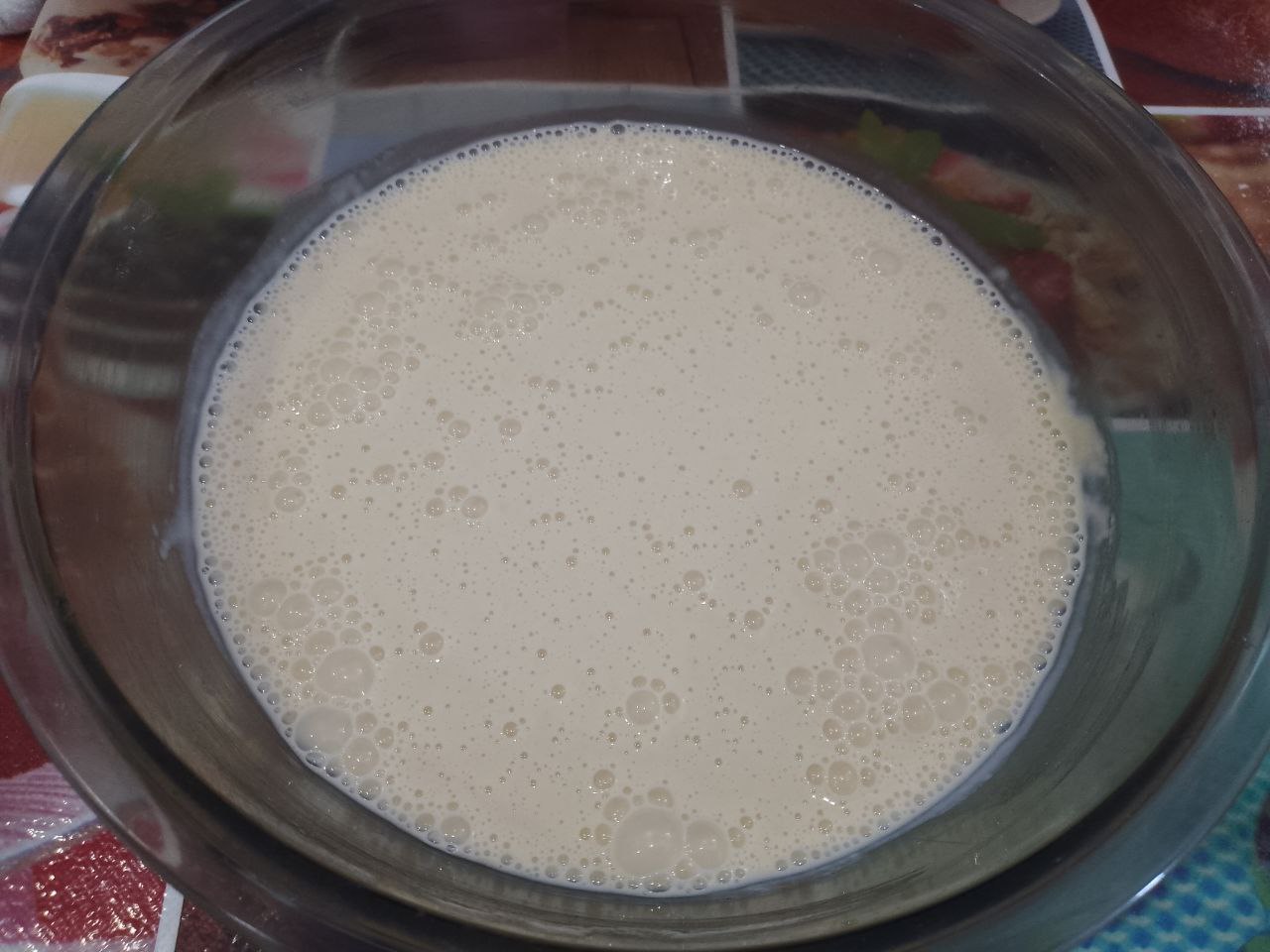 Блины со сливочным маслом, сахаром и ягодами: Муку просеиваем и всыпаем к взбитым яйцам, вливаем теплое молоко. Тесто размешиваем миксером или венчиком для