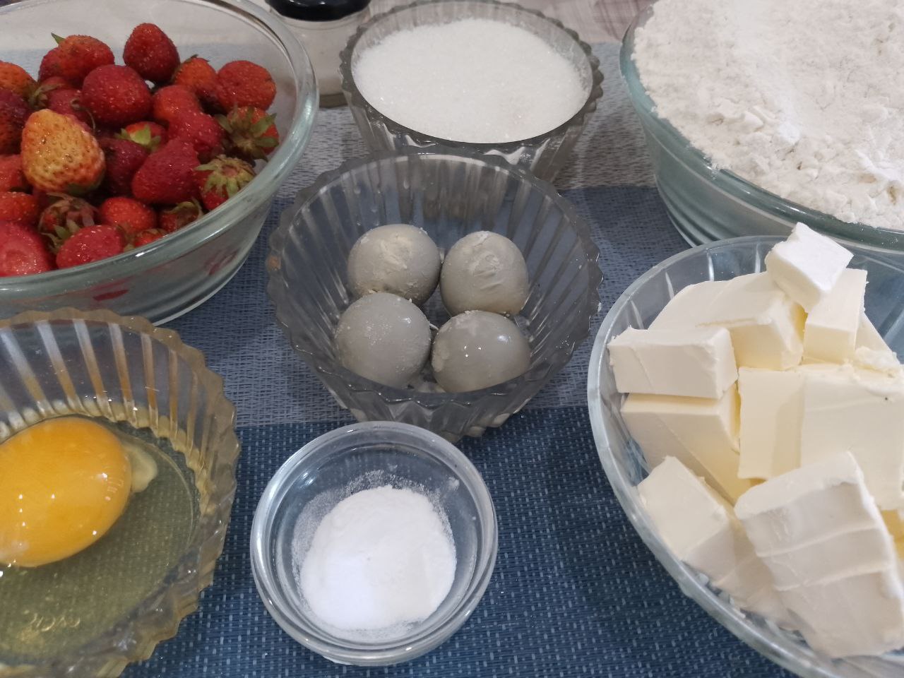 Песочное печенье из вареных желтков, с клубникой