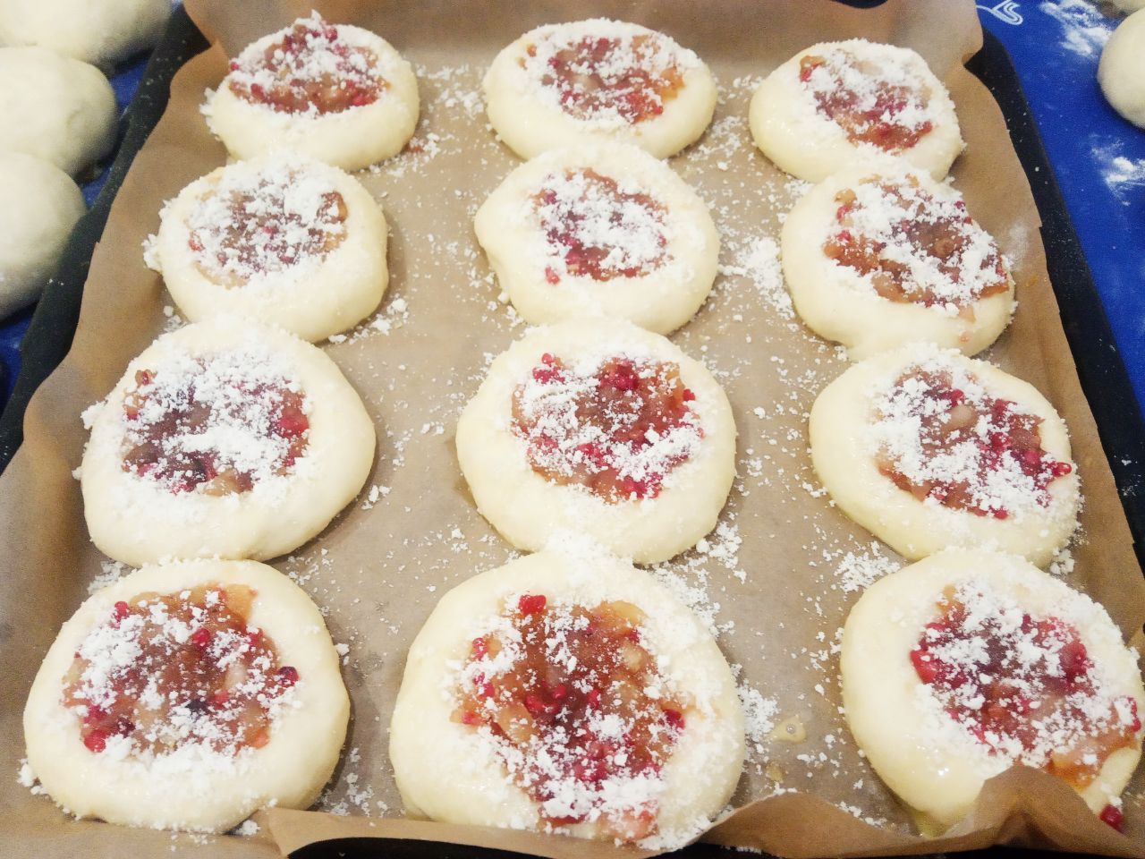 Булочки с начинкой из жареных яблок, изюма и корицы: В центре булочек делаем углубления и наполняем яблочной начинкой.