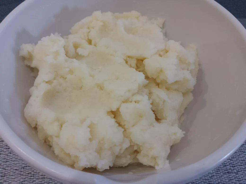 Котлеты из картофельного пюре и фарша, в яичном кляре: Отвариваем картофель в подсоленной воде до готовности и тщательно разминаем со сливочным маслом или