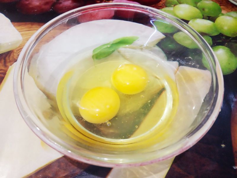 Пирожки с фасолевой начинкой в чесночной заливке, просто и вкусно: Яйца разбиваем в чашу и взбиваем венчиком.