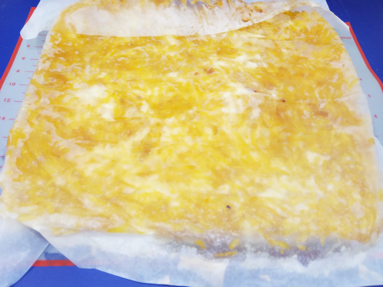 Бисквитный рулет с начинкой из персиков, вкусно и аппетитно: Осторожно рулет переворачиваем так, чтобы начинка была сверху.