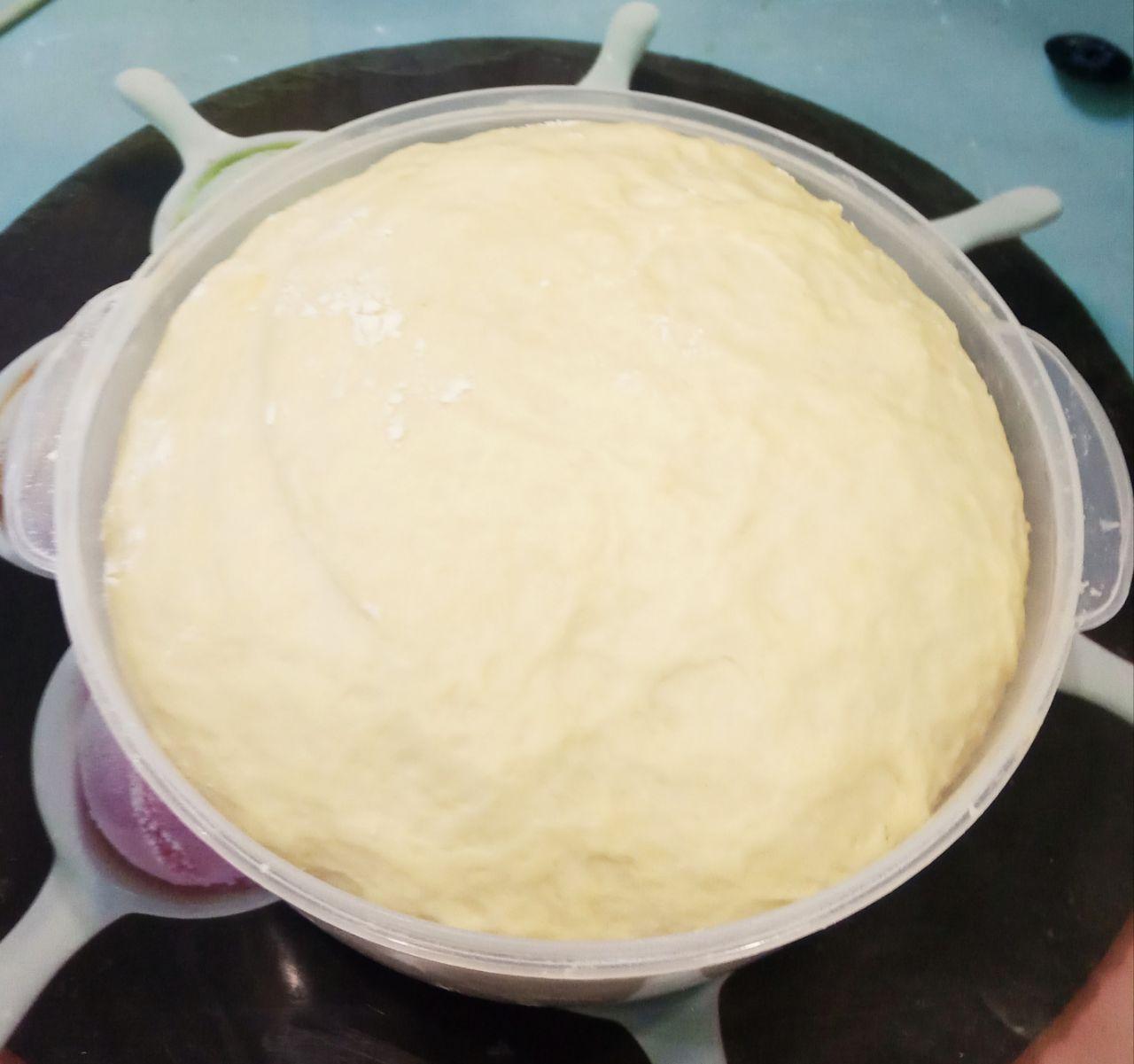 Воздушные и сдобные гребешки с заварным кремом, вкусно и аппетитно: Ставим тесто для подъёма в теплое место. Когда тесто в объёме увеличится в несколько раз, осаждаем и ещё