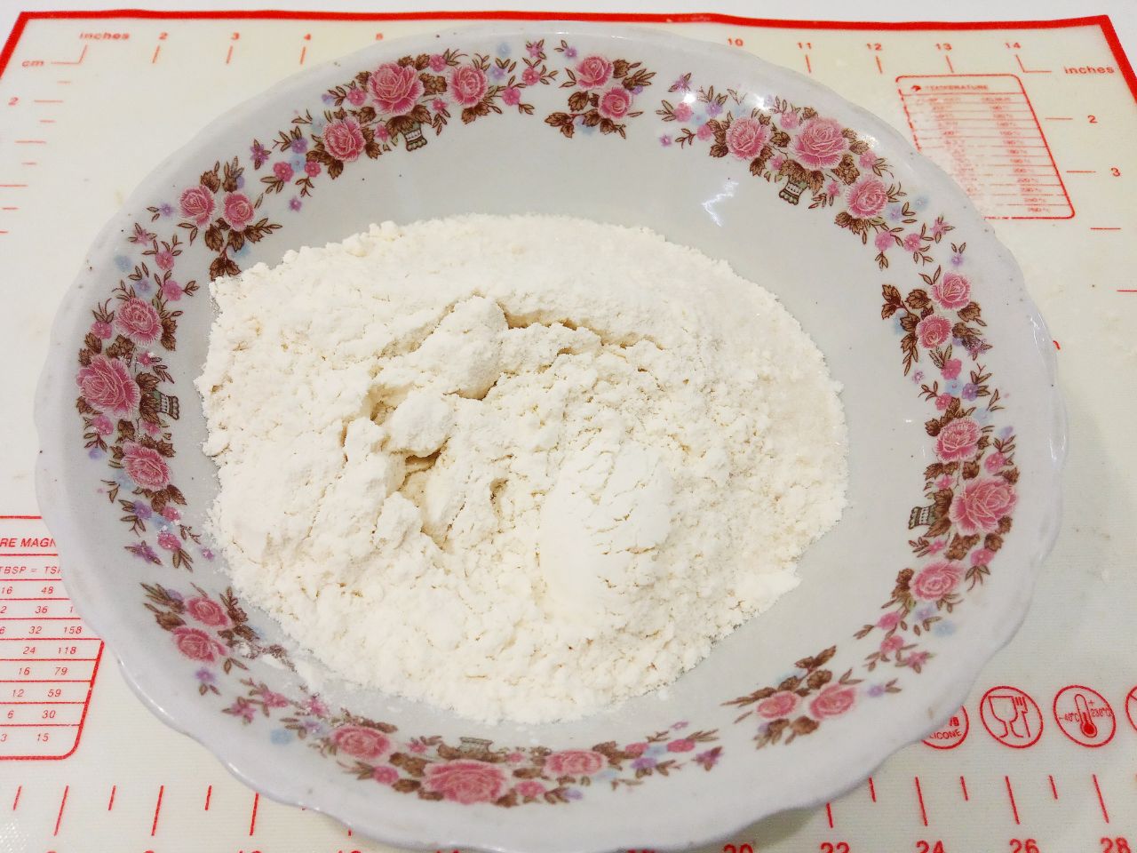 Булочки с изюмом в мучной крошке, воздушные и вкусные: Приготовим мучную крошку. Сахар смешиваем с мукой, перемешиваем.