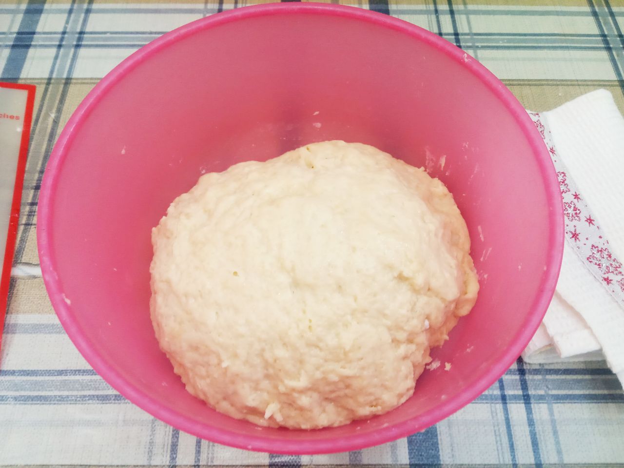 Воздушные треугольники, просто и вкусно: Тесто накрываем и оставляем на 20 минут отдохнуть.