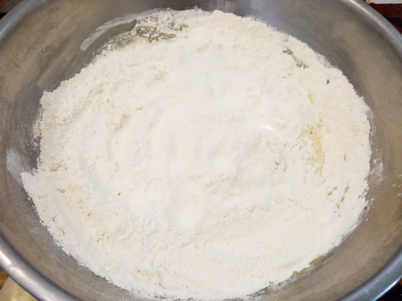 Пирожки с фасолевой начинкой в чесночной заливке, просто и вкусно: Муку просеиваем через мелкое сито смешиваем с солью и добавляем частями в тесто. Замешиваем мягкое и