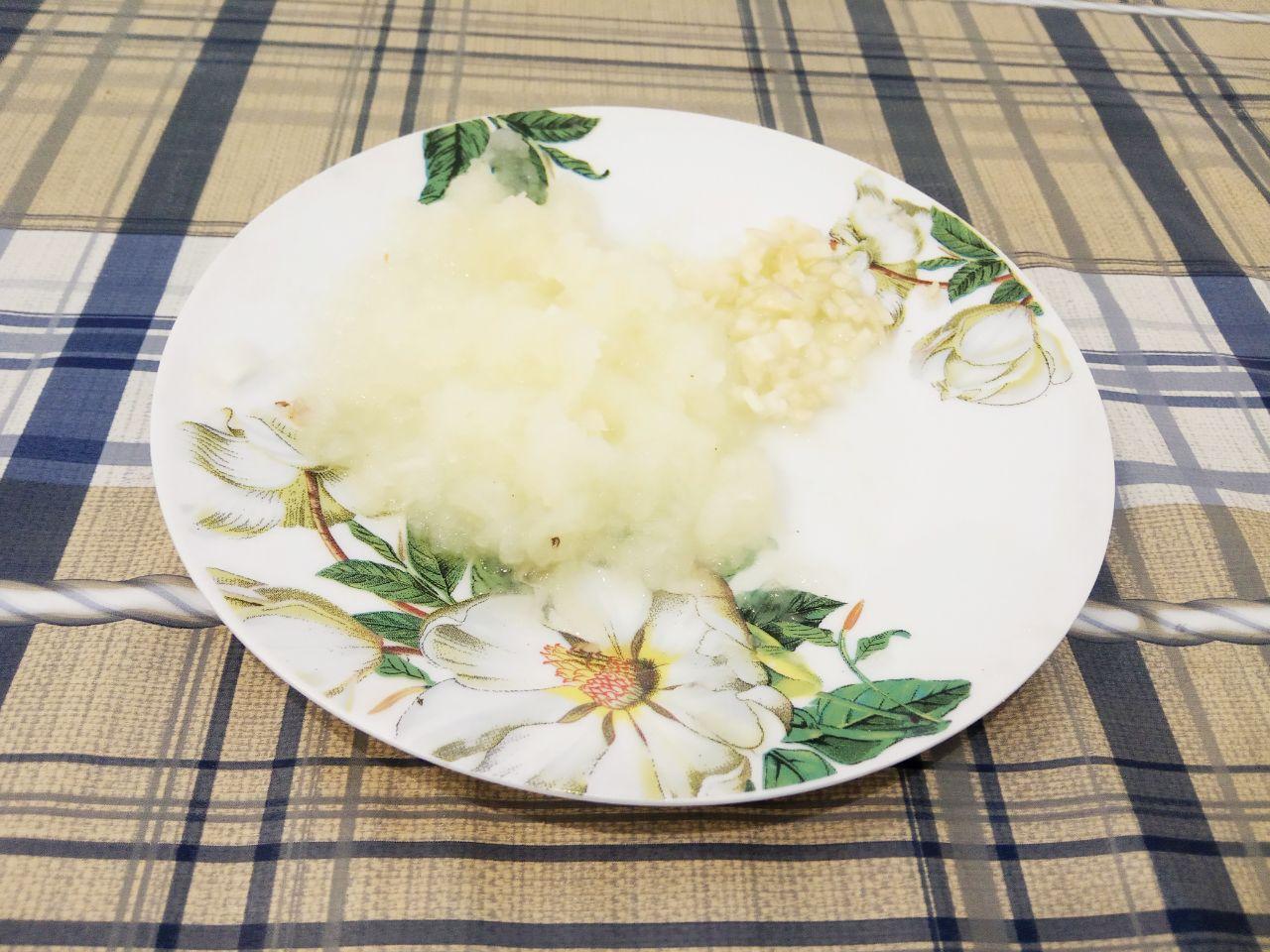 Котлеты мясные с баклажанами: Лук очищаем от шелухи, промываем и пропускаем через мясорубку.