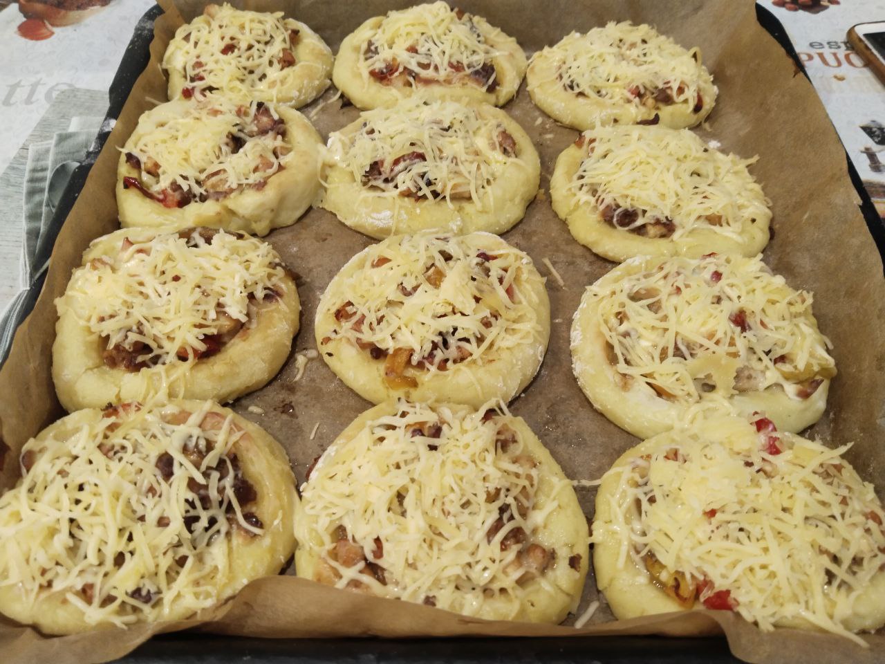 Картофельные гнёзда с мясной начинкой, сладким перцем и сыром: Достаем картофельные гнёзда с духовки, посыпаем сверху тертым сыром и ставим на 5-10 минут в духовку, чтобы