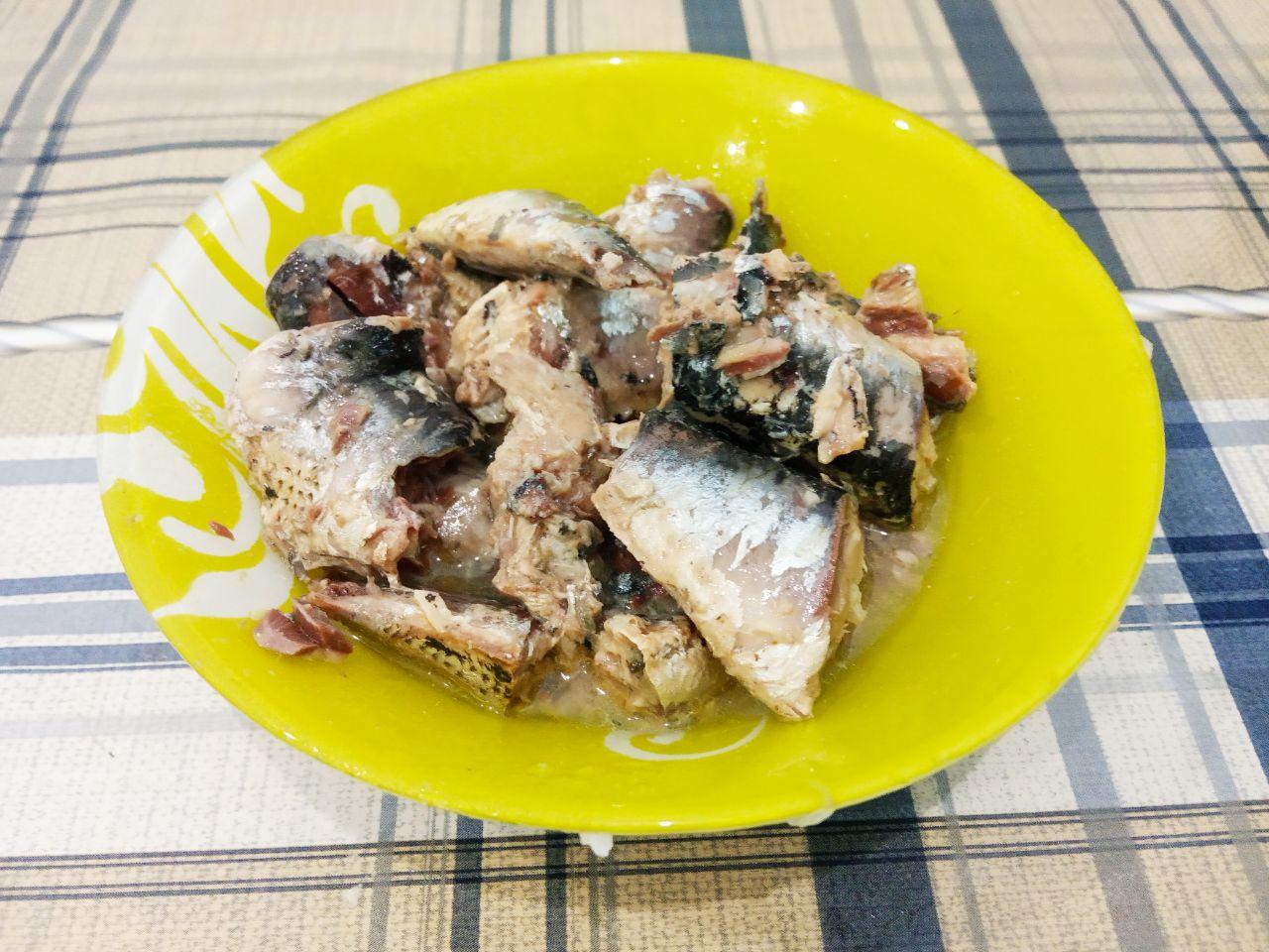 Котлеты из рыбных консервов в масле с рисом: Консервы для котлет используем только в масле. Рыбу из консервов выкладываем в миску и хорошо измельчаем.
