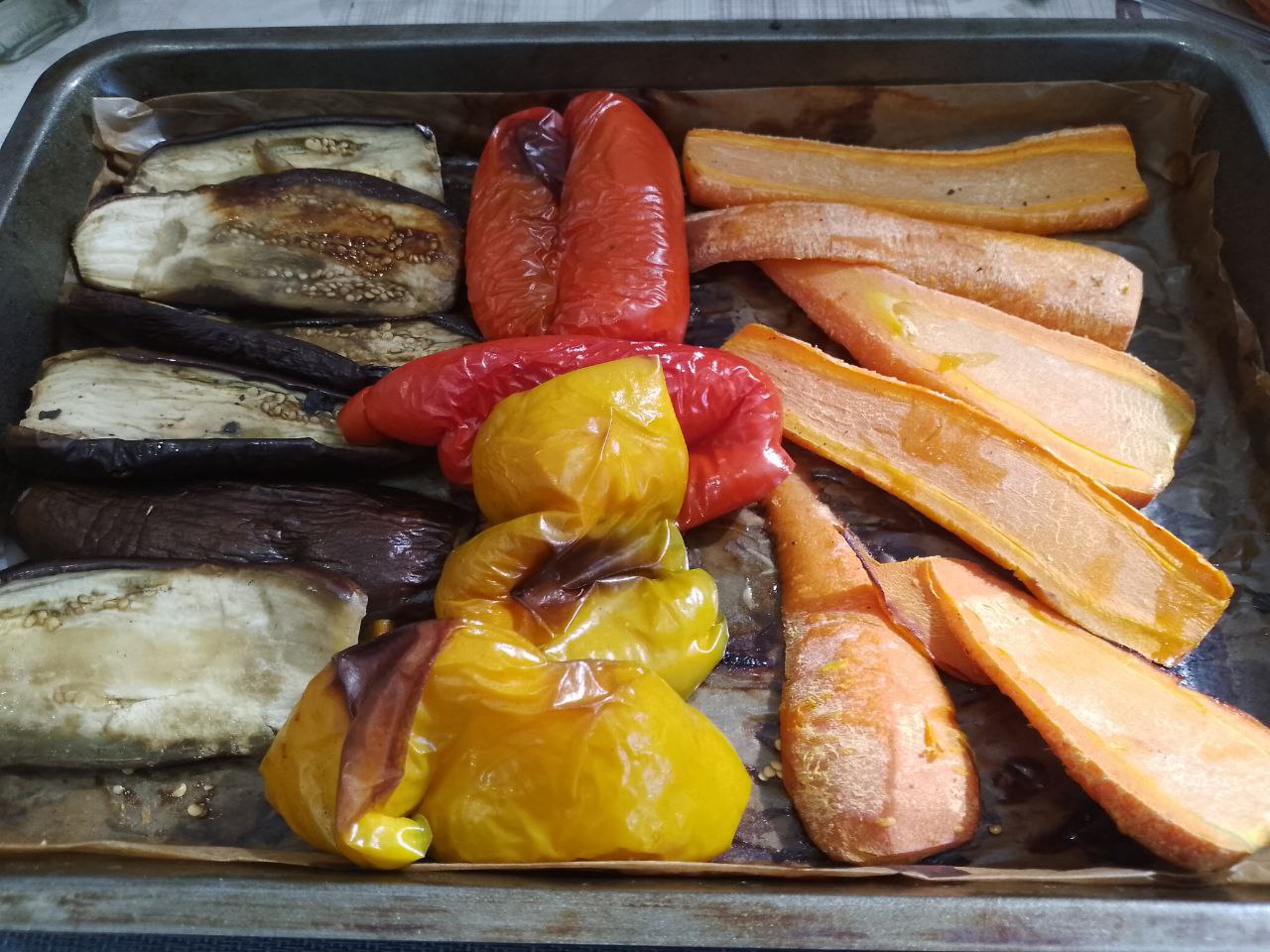 Салат из овощей, запеченных в духовке, полезно и вкусно: Разогреваем духовку до 180 С, ставим противень с овощами и запекаем до размягчения. Время запекания зависит