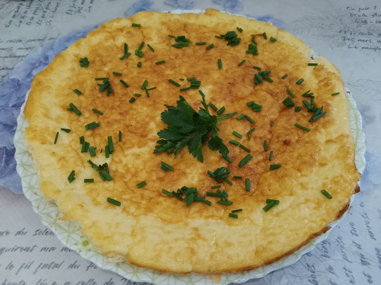 Вкусный завтрак в духовке или на сковороде из яиц, творога и сыра: Достаем закуску из духовки, разделяем на порции и посыпаем зеленью.